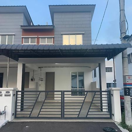 2Storey Asraf'S Homestay セリ・イスカンダル エクステリア 写真