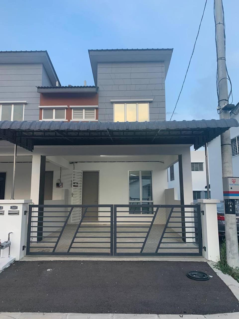 2Storey Asraf'S Homestay セリ・イスカンダル エクステリア 写真